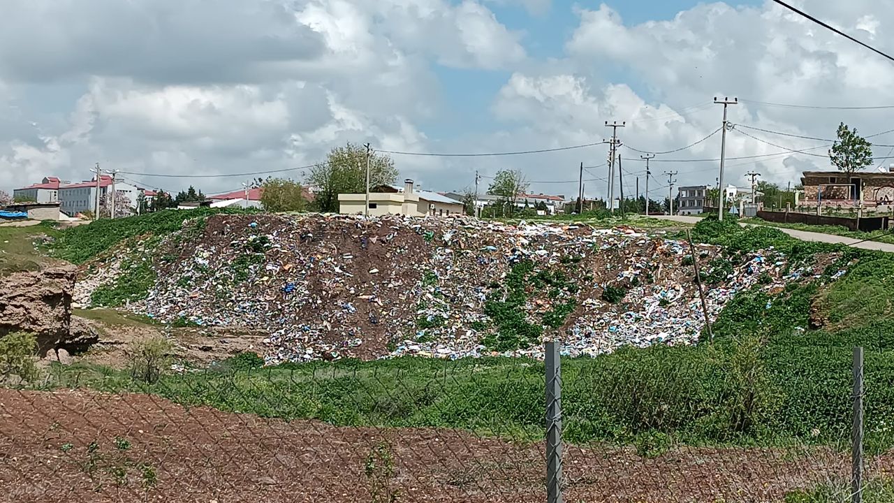 Kurtalan Gözpınar'daki bu çöp yığını sağlığı tehdit ediyor