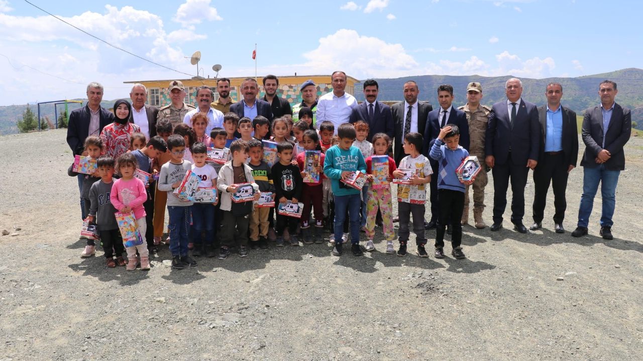 Siirt Valisi Hacıbektaşoğlu, Baykan'da köy okulunda öğrencilerle bir araya geldi