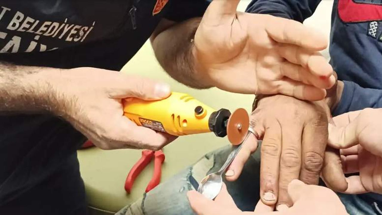 Siirt'te bir gencin parmağına sıkışan yüzük itfaiye ekiplerince çıkarıldı