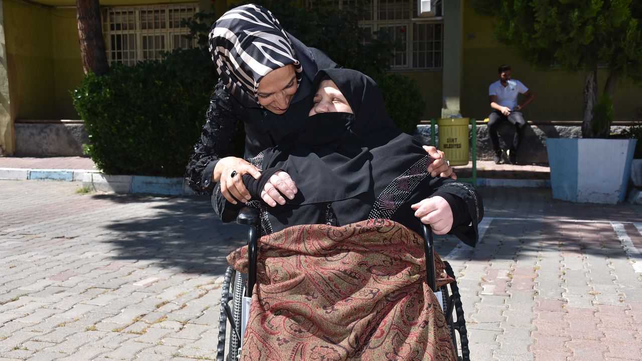 Siirt'te 42 yıl önce gözlerini kaybeden kadın oy kullandı
