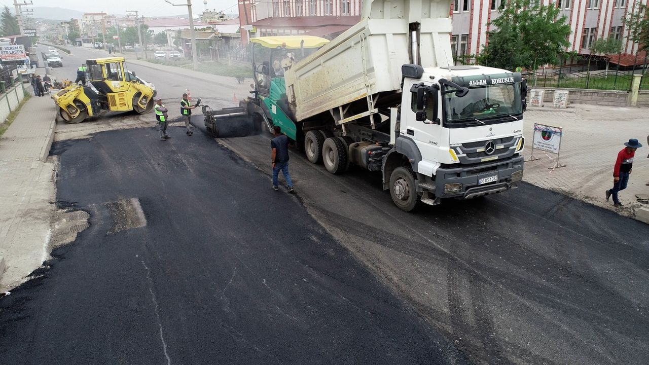 Siirt Belediyesi kent genelinde 40 bin ton asfalt kullanarak yoları onarıyor