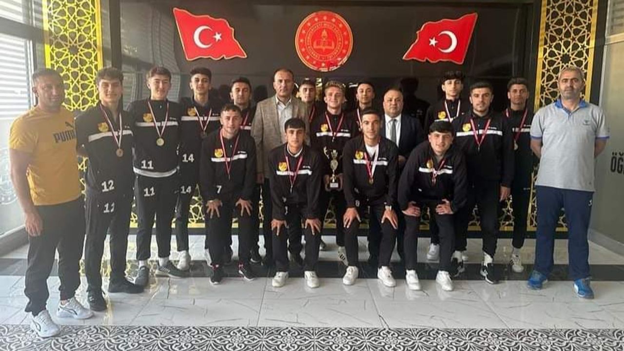 Siirt Spor Lisesi futbol takımı Türkiye finallerine katılacak