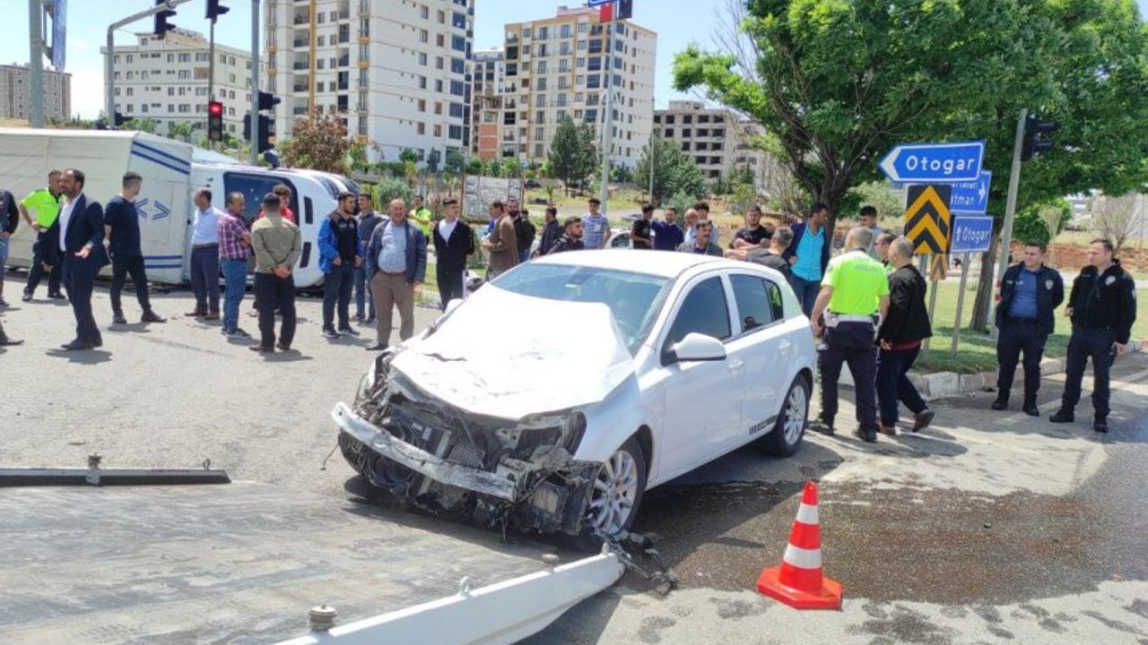 Siirt'te kavşakta meydana gelen trafik kazasında 7 kişi yaralandı