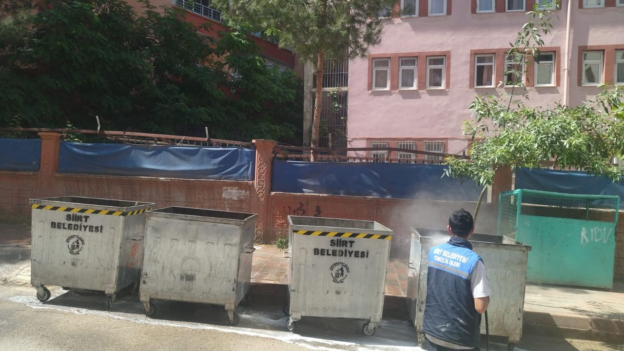 Siirt'te çöp konteynerleri dezenfekte ediliyor