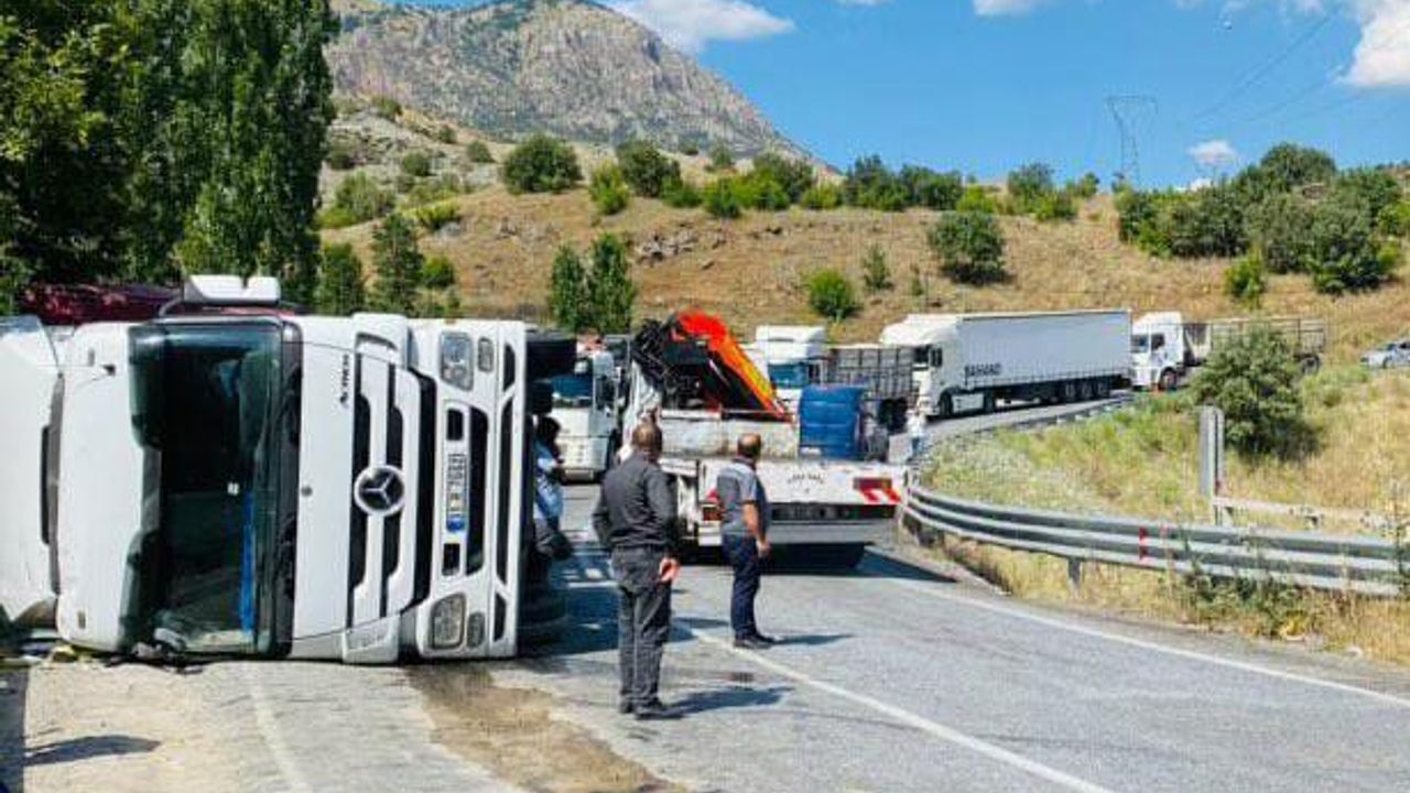 Siirt'te tır devrildi: Sürücü kazayı yara almadan atlattı