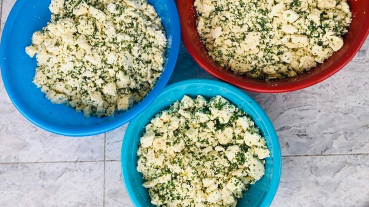 Siirt'te 'Otlu Peynir' yapımı sürüyor