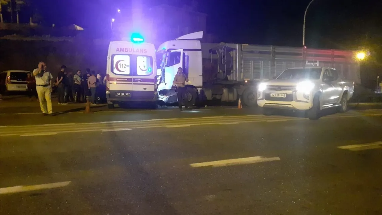 Siirt'te tır ile ambulans çarpıştı: sağlık personeli yaralandı