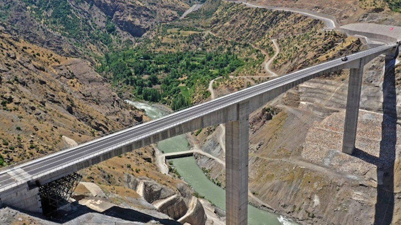 Bakan Uraloğlu: "Siirt’te 3 yıl önce hizmete giren Beğendik Köprüsü ile 46 milyon lira tasarruf elde edildi"
