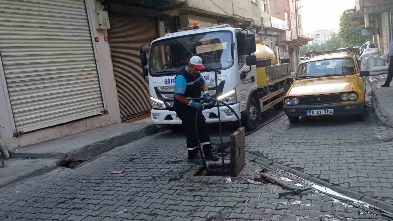Siirt Belediyesi ekiplerince mazgal ve rögarlar temizleniyor