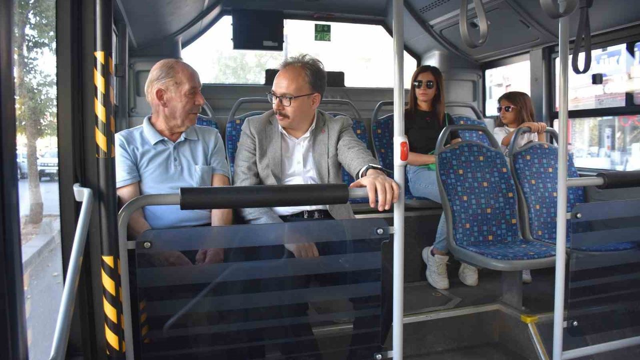 Vali Kızılkaya vatandaş gibi halk otobüsüne binerek denetleme yaptı