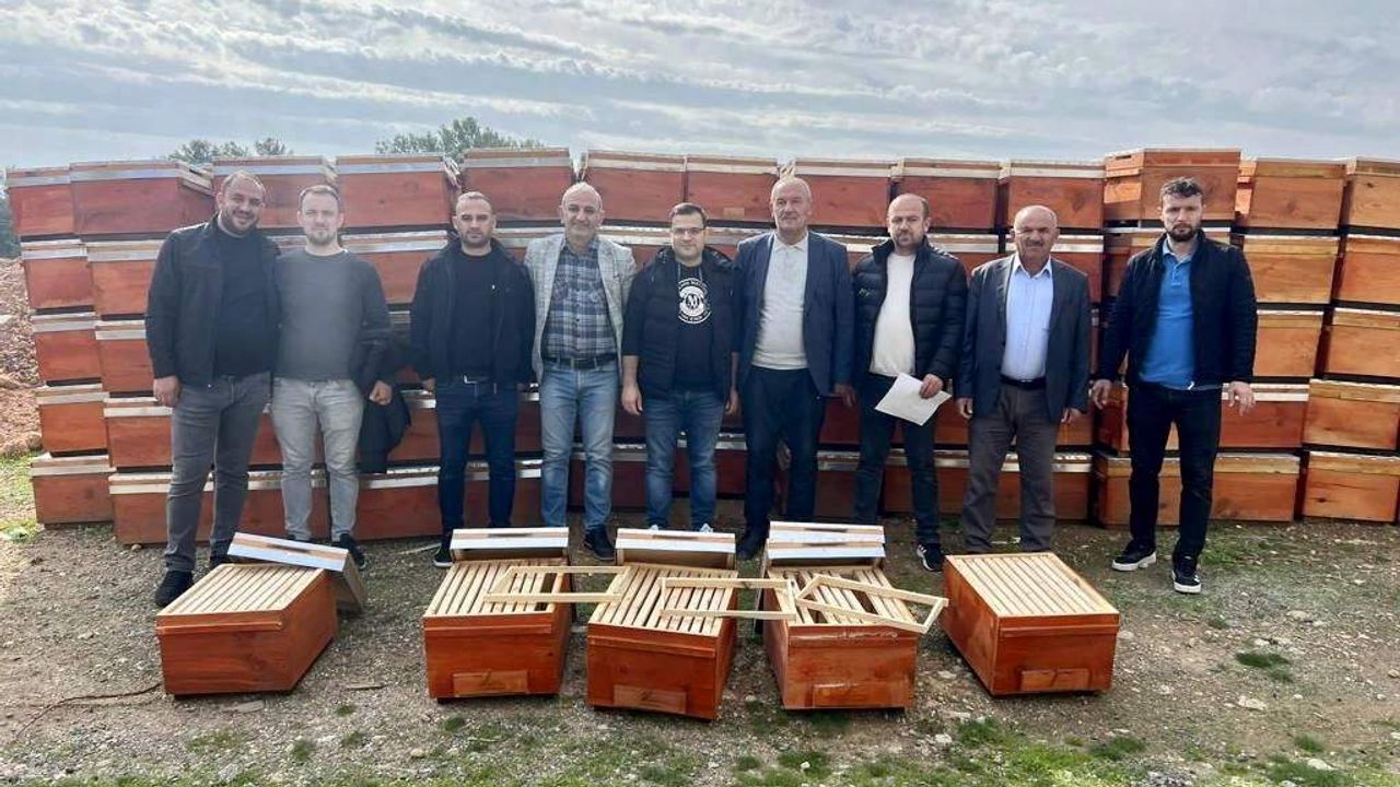 Siirt’te 100 arıcı aileye 3 bin arı kovanı dağıtıldı