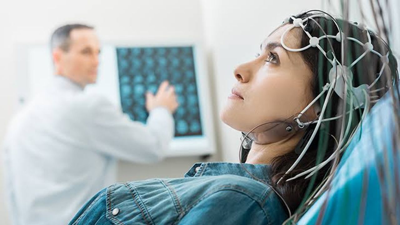 Siirt'te çocuk nöroloji uzmanı başladı, sıra EEG cihazına geldi