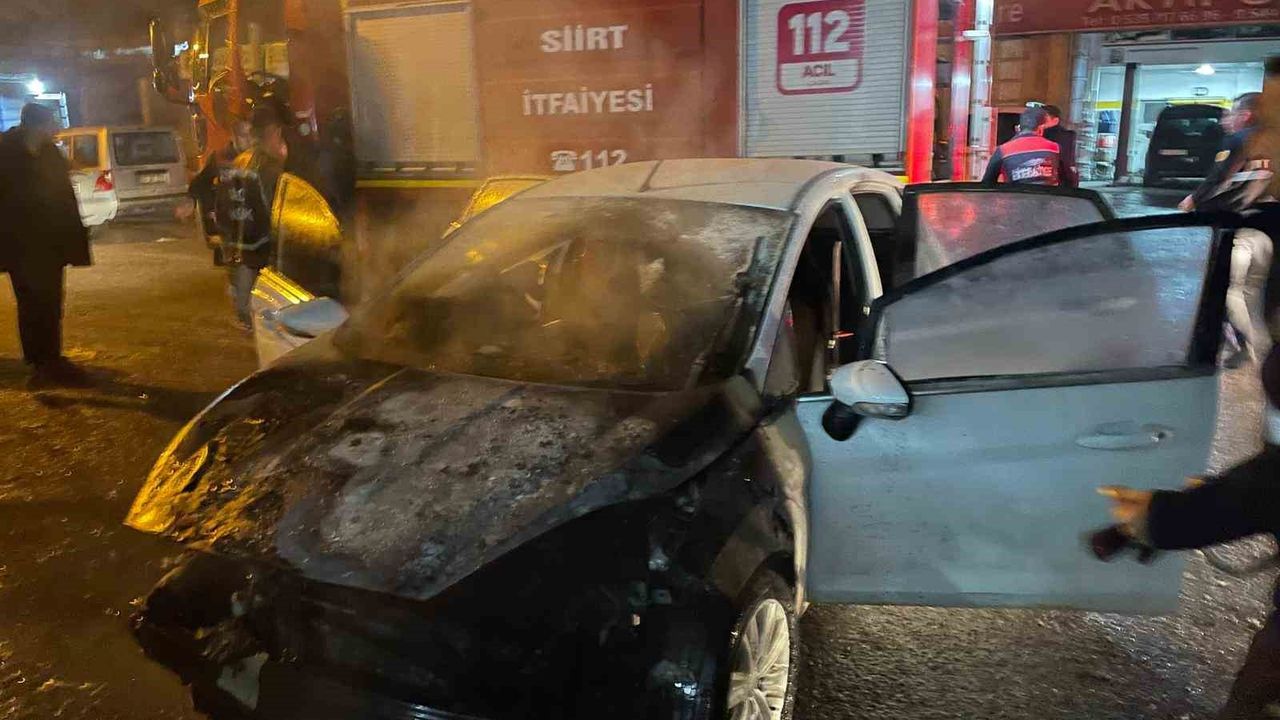Siirt’te tamir için sanayi sitesine bırakılan otomobil yandı