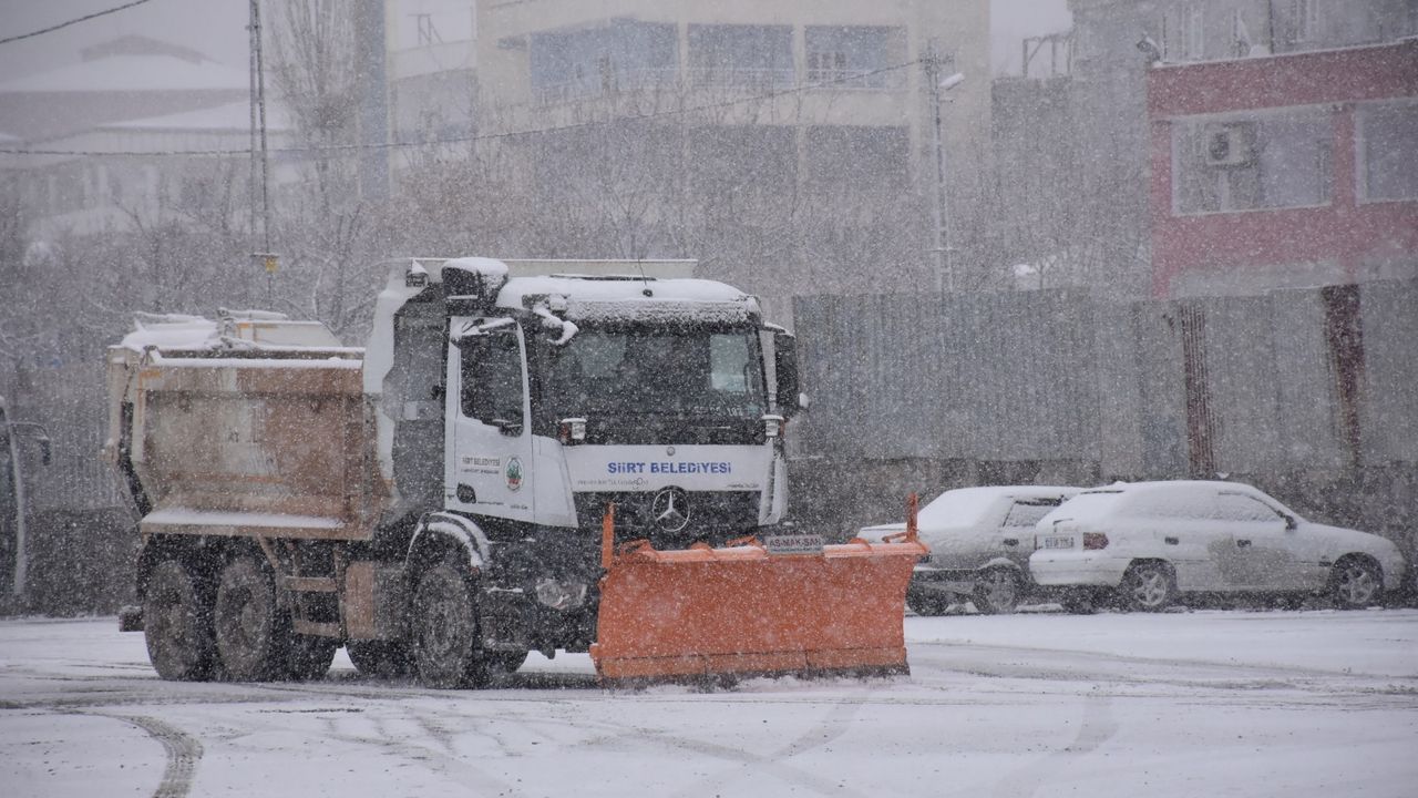 Siirt Belediyesinde karla mücadele mesaisi başladı