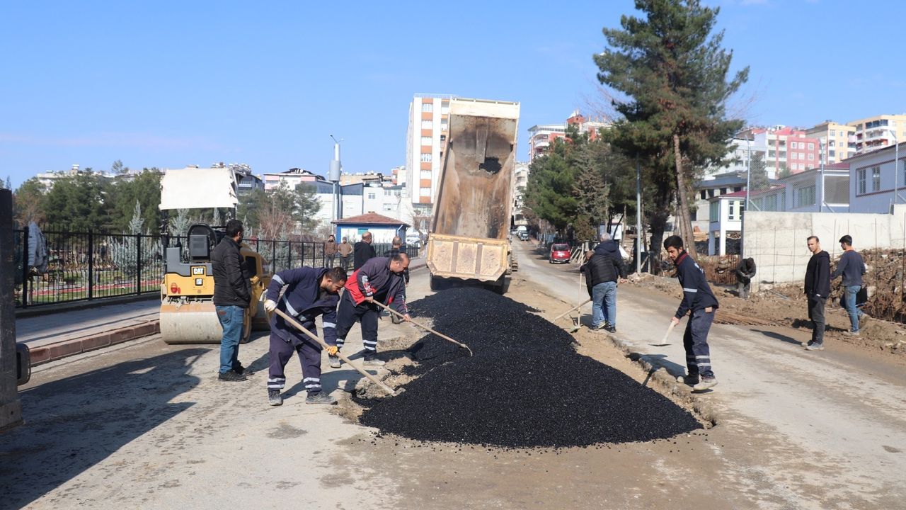 Siirt Belediyesi, mahalle ve caddelerde asfalt, onarım çalışması başlattı