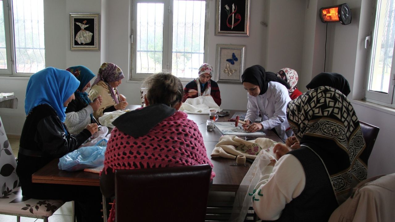 Siirtli kadınlar, belediyenin açmış olduğu kurslarla meslek öğreniyor