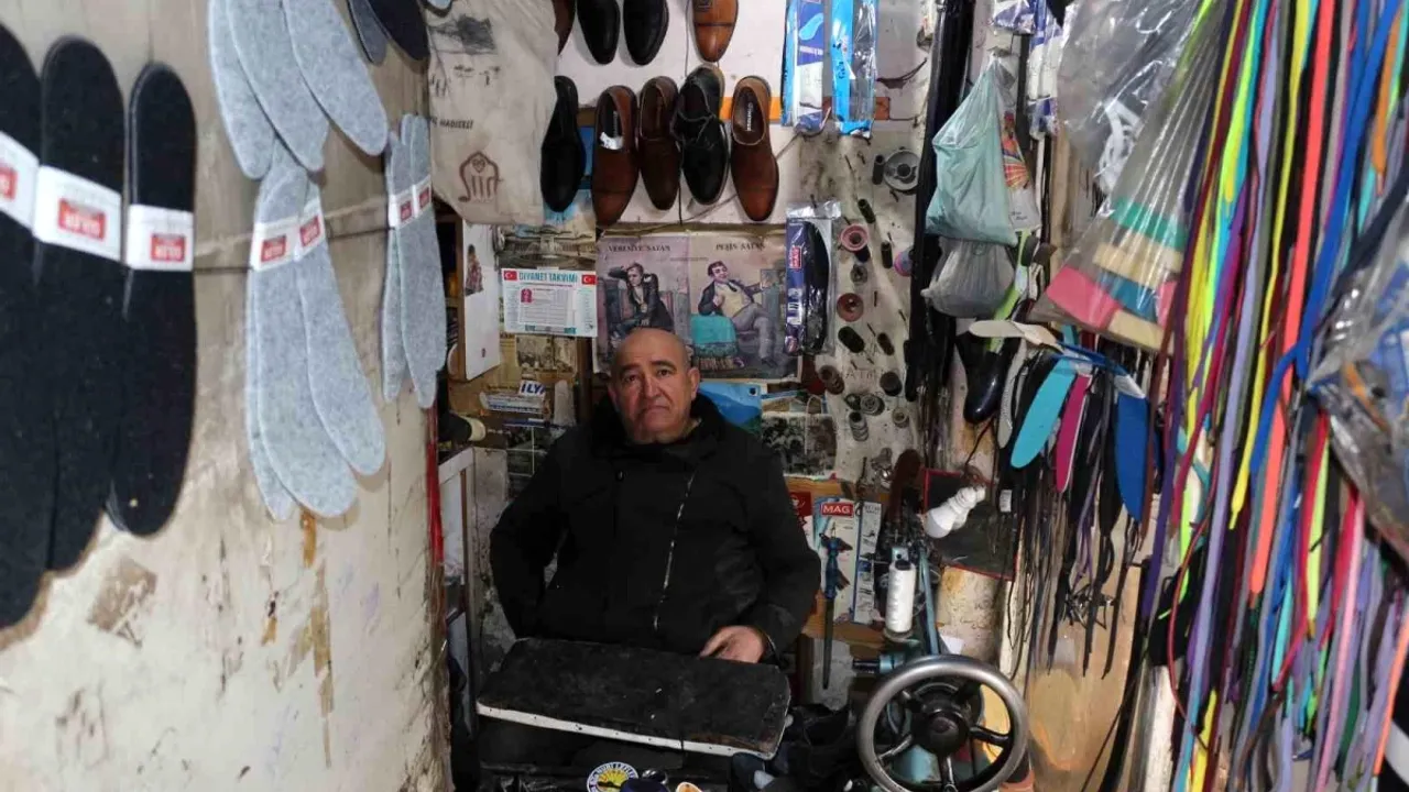 Siirt'te 50 yıldır ayakkabı tamirciliği yapan Hasip Gümüş, dört çocuğunu mesleğiyle okuttu