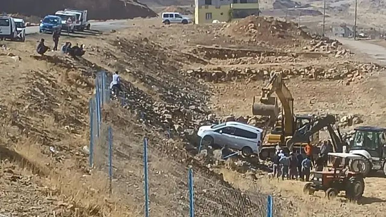 Siirt’in Pervari İlçesinde Hafif Ticari Araç Şarampole Yuvarlandı