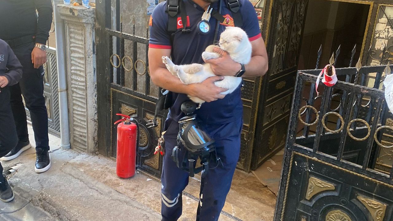 Siirt’te Bir Binadaki Dairede Çıkan Yangında 7 Kişi Dumandan Etkilendi