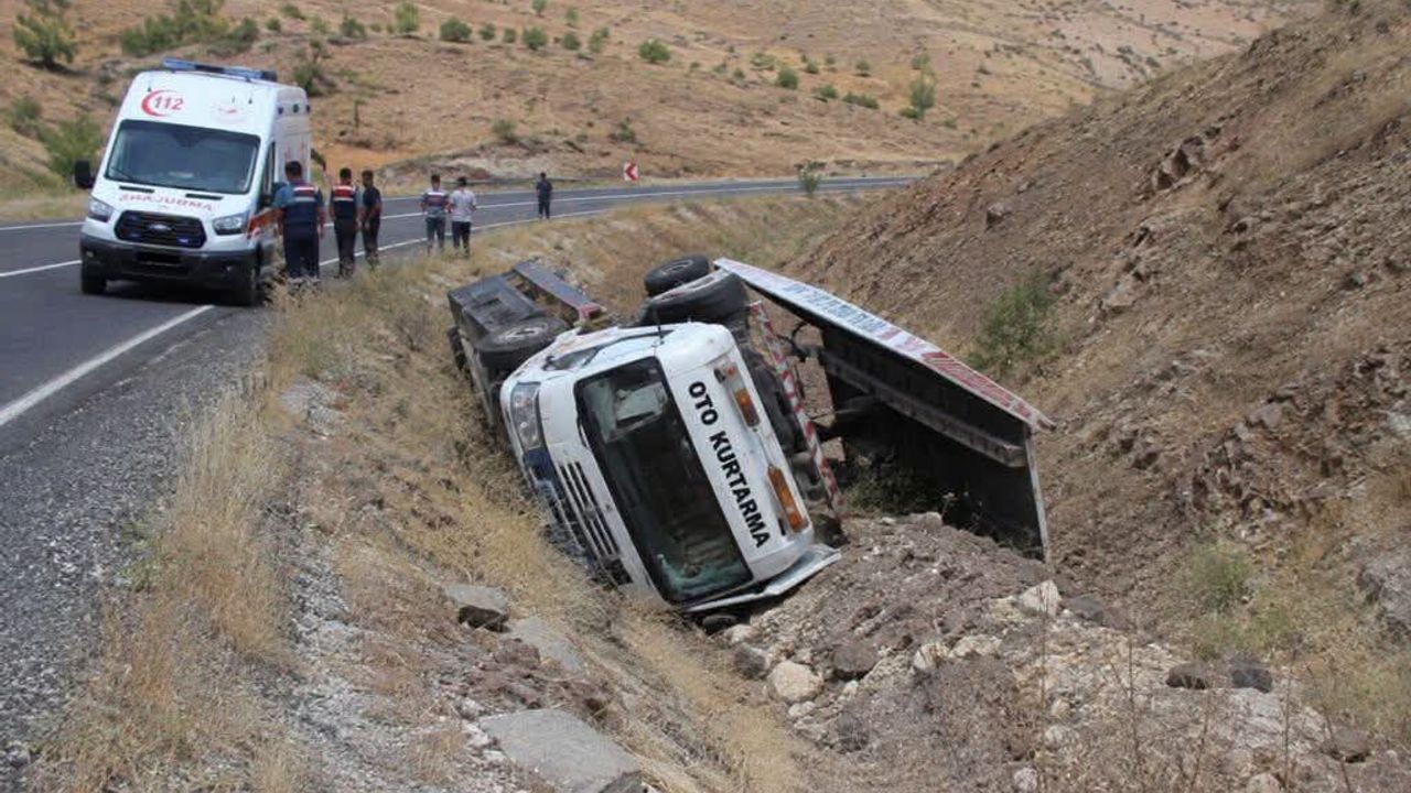 Şirvan’da Kontrolden Çıkan Çekici Şarampole Devrildi: 2 Yaralı