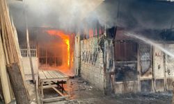  Siirt'te marangozcular çarşısında aynı anda yanan 3 dükkan paniğe neden oldu