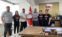 Türkiye 2'ncisi Hentbol Takımı Müdür Kısacık'ı ziyaret etti