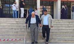 Siirt'te 90 yaşındaki Şükrü amca sandık başına gitti