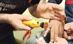 Siirt'te bir gencin parmağına sıkışan yüzük itfaiye ekiplerince çıkarıldı