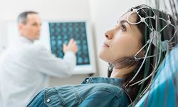 Siirt'te çocuk nöroloji uzmanı başladı, sıra EEG cihazına geldi