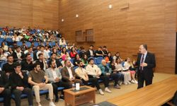 Vali Kızılkaya, Siirt Üniversitesi'nde kariyer sohbetleri programında öğrencilerle buluştu