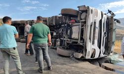 Siirt'te tır devrildi, karayolu trafiğe kapandı