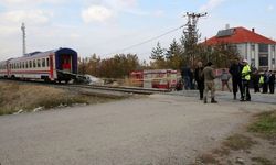 Siirt'in Kurtalan ilçesinde tren ile otomobil çarpıştı: 3 Yaralı