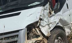 Pervari’de minibüs ile kamyonet çarpıştı: 1 yaralı