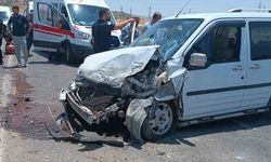 Siirt’te 2 hafif ticari araç çarpıştı: 4 yaralı