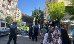 Siirt’te zabıta müdürü ve ekipleri kent merkezinde seyyar satıcılara “göz açtırmıyor”