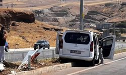 Siirt'te Araç Direğe Çarptı: 4 Yaralı