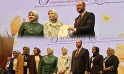 AK Parti Siirt Kadın Kolları Başkanı Av. Betül Tuğba Mavi'ye Başarı Plaketi