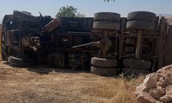 Siirt’te hafriyat kamyonu devrildi: 3 yaralı