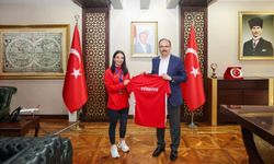 Vali Kızılkaya’dan Milli Sporcuya Tebrik ve Ödül