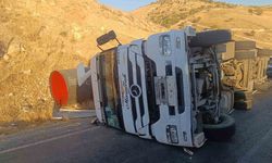 Siirt'te Virajı Alamayan Tır Devrildi