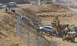 Siirt’in Pervari İlçesinde Hafif Ticari Araç Şarampole Yuvarlandı