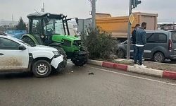 Siirt’te Traktör ile Otomobil Çarpıştı