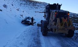 Pervari’de Yolcu Minibüsü Şarampole Yuvarlandı: 5 Kişi Kazayı Burnu Bile Kanamadan Atlattı