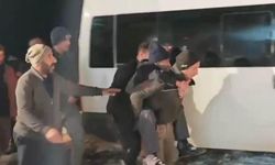 Siirt'te 90 Yaşındaki Hasta Sırtta Taşınarak Sağlık Ekibine Ulaştırıldı