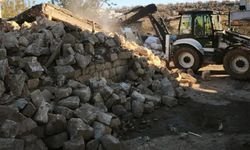 Karabağlar Belediyesi Tehlike Arz Eden Yapıları Ortadan Kaldırılıyor