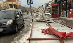 Siirt’te Şiddetli Rüzgâr Reklam Panosunu Yerinden Söktü