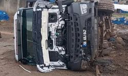 Siirt’te Kamyon Devrildi: Sürücü Araçta Sıkıştı