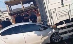 Siirt’te Kırmızı Işıkta Bekleyen Tıra Çarpan Otomobilin Sürücüsü Yaralandı