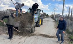 Siirt'ten Hizmet Alamayan ve Batman'a Bağlanmak İsteyen Köy Kendi Yolunu Onarıyor