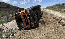 Karayolları’na Ait Kamyonet Devrildi: 1 Yaralı
